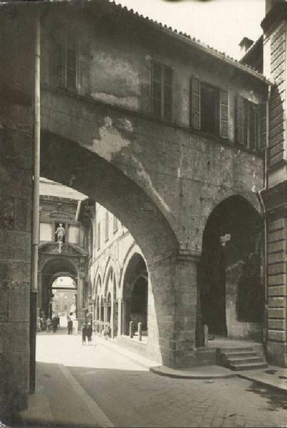 Milano - Piazza dei Mercanti - Passaggio