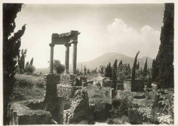 Sito archeologico - Pompei - Mausoleo degli Istacidi e esedra funeraria di Mamia