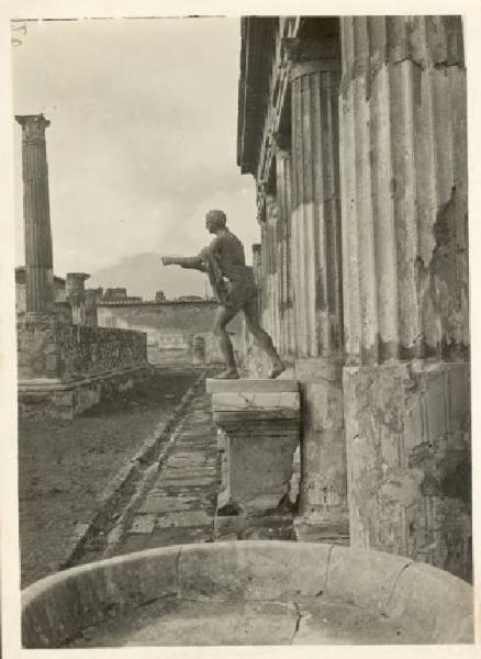 Sito archeologico - Pompei - Tempio di Apollo - Peristilio e statua del dio