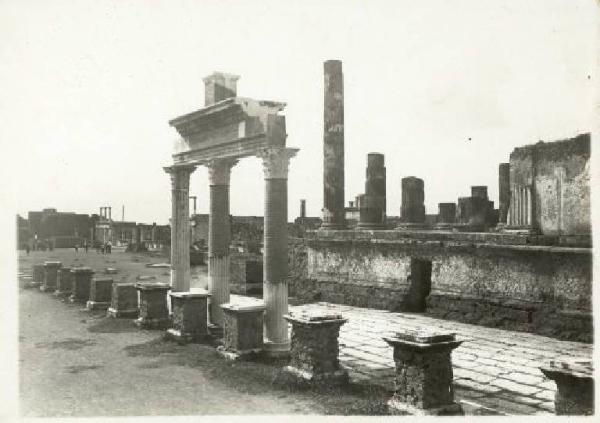 Sito archeologico - Pompei - Tempio di Giove e portico del Foro