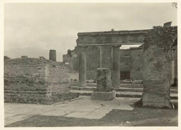 Sito archeologico - Pompei - Foro Civile - Colonnato e portico