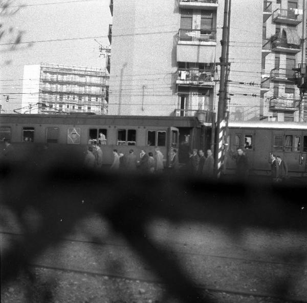 Milano - Linea ferroviaria con treno di passaggio