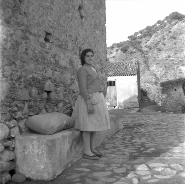 Melissa (Crotone) - Giovane donna in una strada