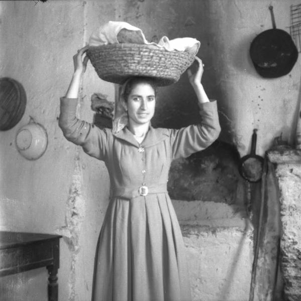 Melissa (Crotone) - Giovane donna con una cesta di pane sulla testa - Ritratto