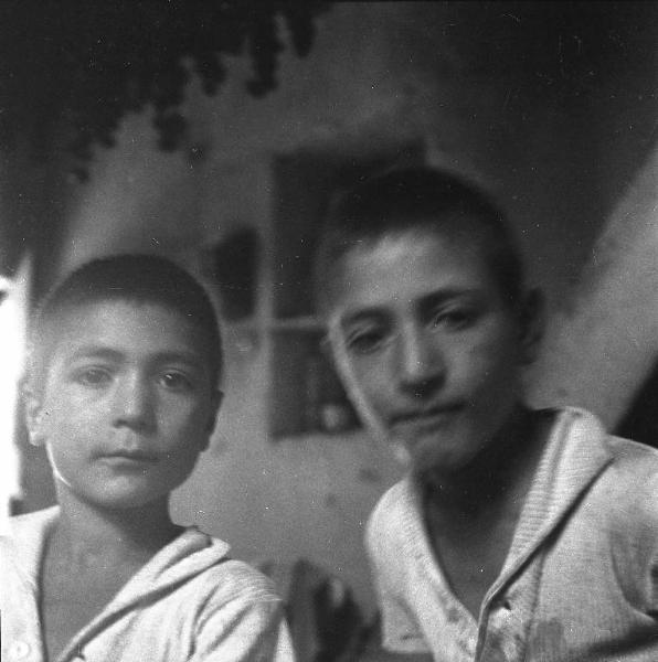 Melissa (Crotone) - Due bambini in un interno di casa - Ritratto