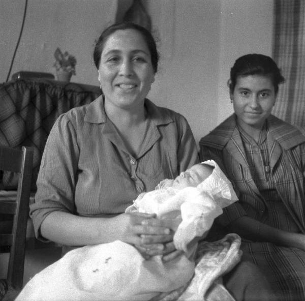 Melissa (Crotone) - Donna con neonato in abito da battesimo