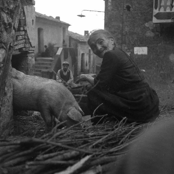 Melissa (Crotone) - Anziana donna e maiale all'esterno di una casa
