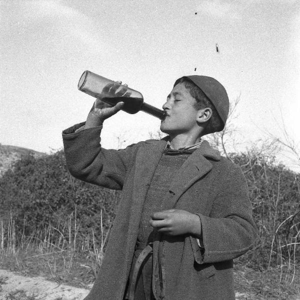 Melissa (Crotone) - Bambino che beve da una bottiglia