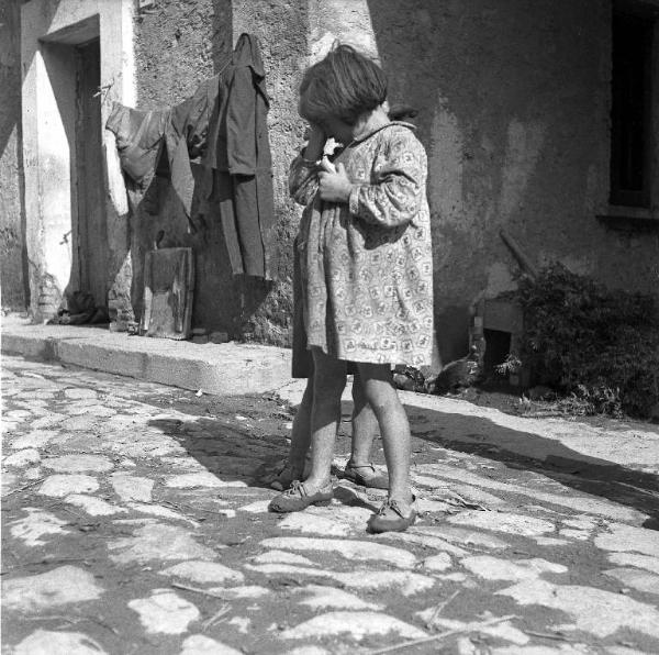 Melissa (Crotone) - Due bambine all'esterno di una casa