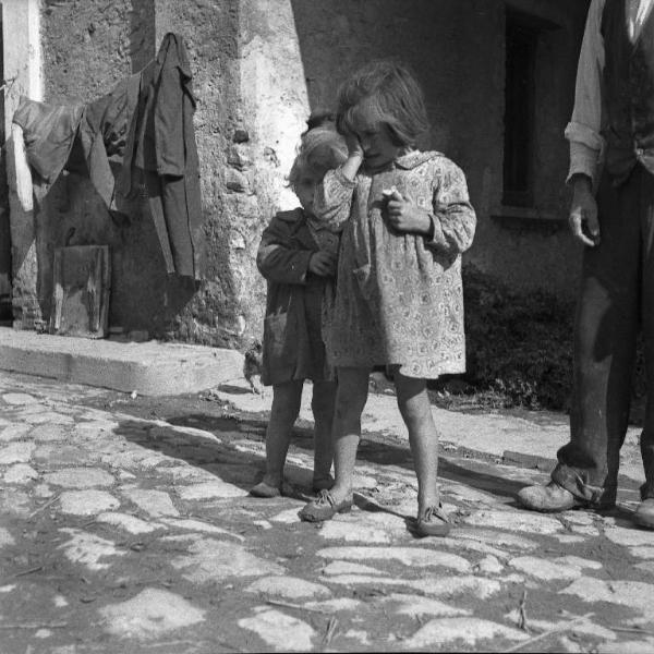 Melissa (Crotone) - Due bambine all'esterno di una casa