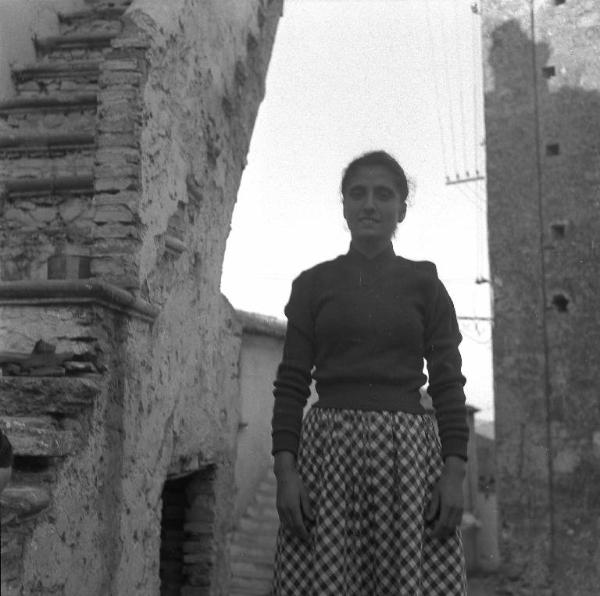 Melissa (Crotone) - Giovane donna in una strada - Ritratto
