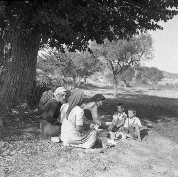 Melissa (Crotone) - Contadine e due bambini in sosta per il pranzo nei pressi di una vigna