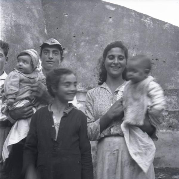 Melissa (Crotone) - Coppia con bambini in braccio e altra bambina - Ritratto