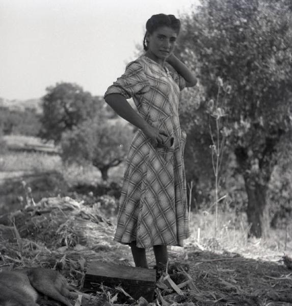 Melissa (Crotone) - Giovane contadina in un campo - Ritratto
