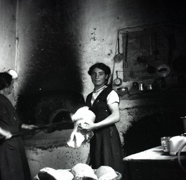 Melissa (Crotone) - Giovane donna e donna anziana nella cucina di una casa