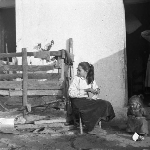 Melissa (Crotone) - Ragazza e bambina sull'uscio di una casa