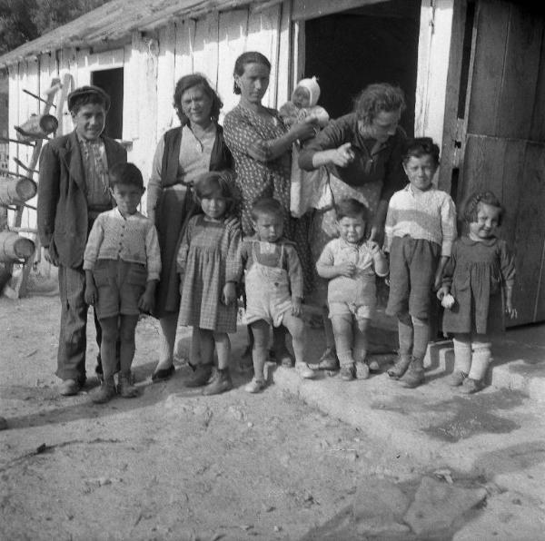 Melissa (Crotone) - Gruppo di donne e bambini all'esterno di una casa - Ritratto