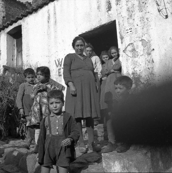 Melissa (Crotone) - Donne e bambini all'esterno di una casa