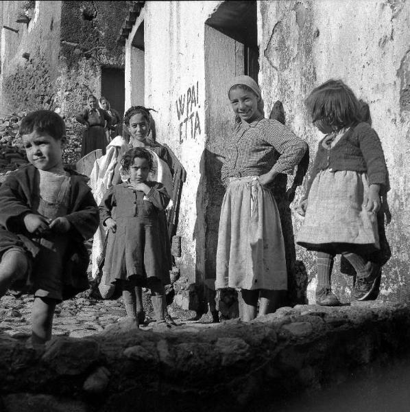 Melissa (Crotone) - Ragazze e bambini all'esterno di una casa