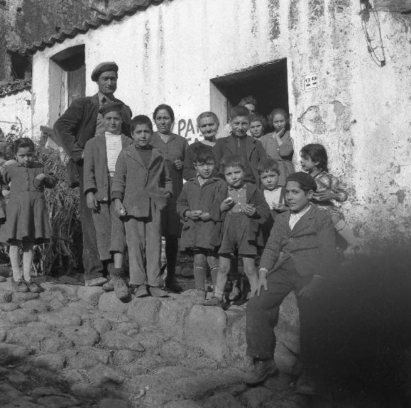 Melissa (Crotone) - Gruppo famigliare e bambini all'esterno di una casa - Ritratto