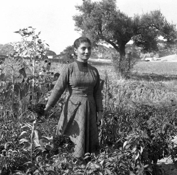 Melissa (Crotone) - Giovane contadina in un campo - Ritratto