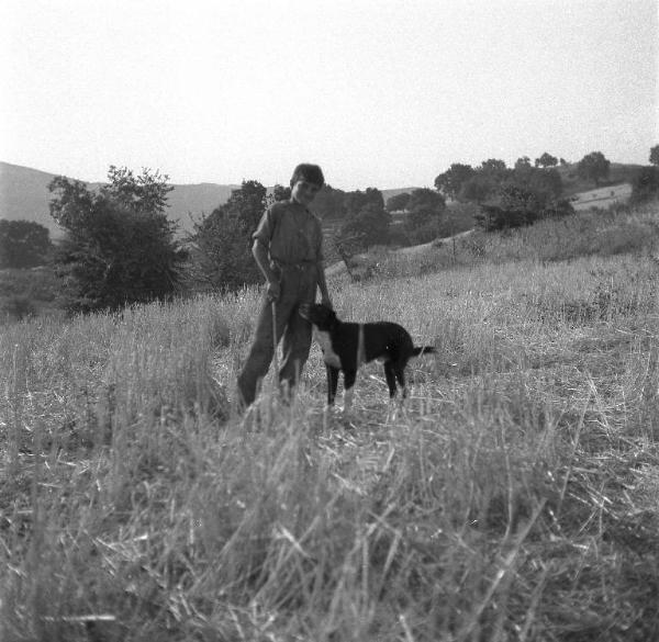 Melissa (Crotone) - Ragazzo con cane in un campo