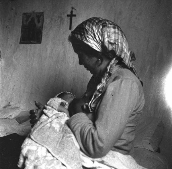 Melissa (Crotone) - Donna che allatta in un interno di casa