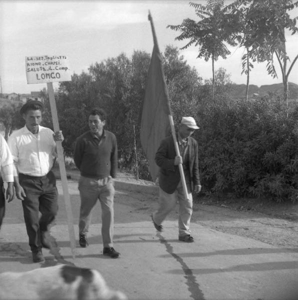 Melissa (Crotone) - Manifestazione politica - Gruppo di uomini con bandiera in una strada