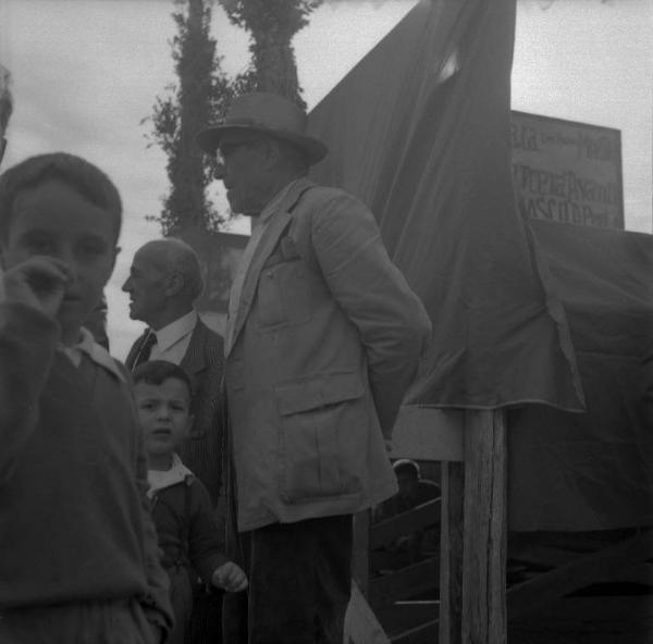 Melissa (Crotone) - Manifestazione politica - Uomini e bambini nei pressi del palco
