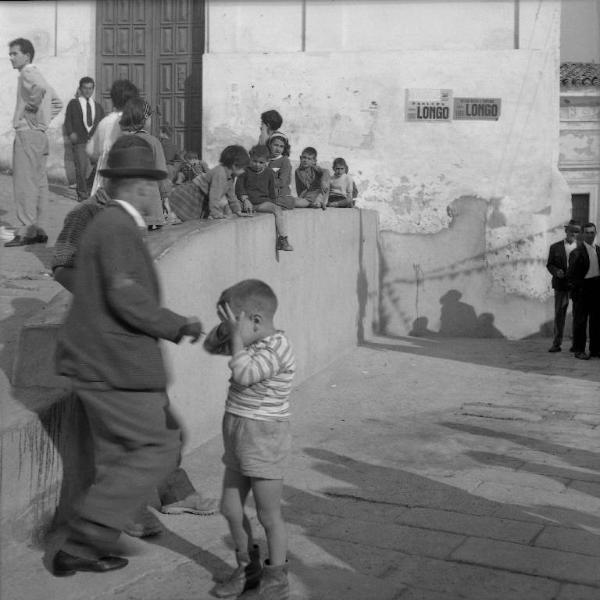 Melissa (Crotone) - Persone e bambini in una strada