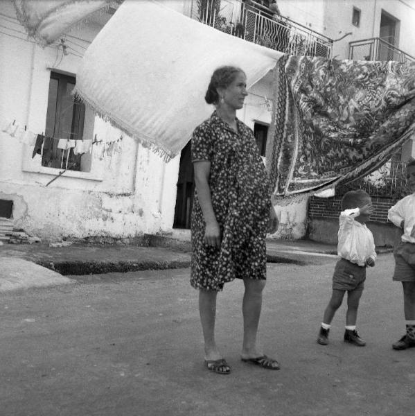 Melissa (Crotone) - Donna e bambini in una strrada