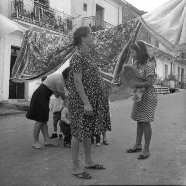 Melissa (Crotone) - Donne e bambini in una strada