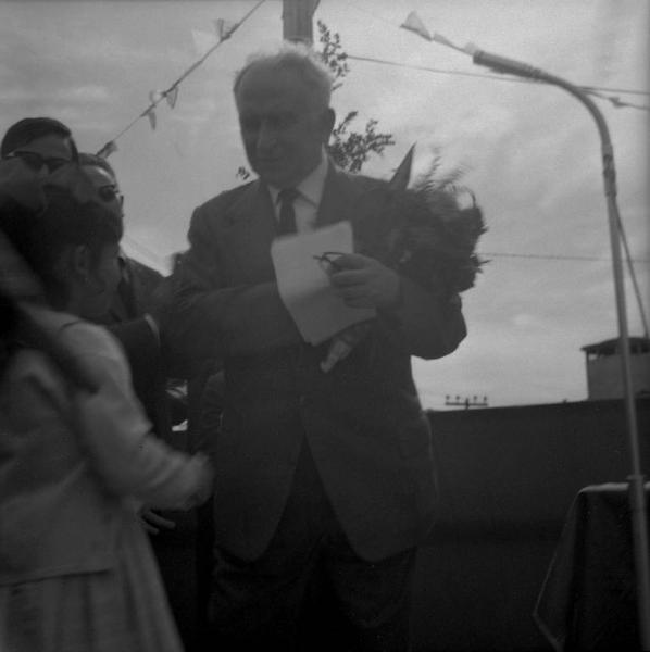 Melissa (Crotone) - Manifestazione politica - Luigi Longo con mazzo di fiori offerto da una bambina