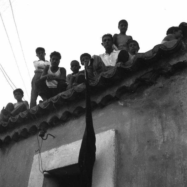 Melissa (Crotone) - Manifestazione politica - Comizio in piazza - Uomini e bambini sul tetto di un edificio