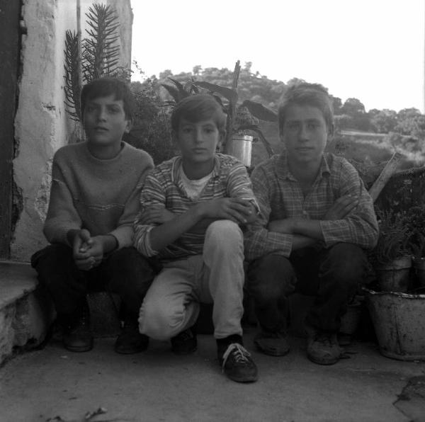 Melissa (Crotone) - Tre ragazzi sul balcone di una casa - Ritratto