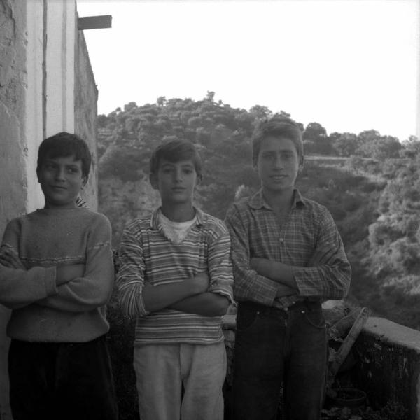 Melissa (Crotone) - Tre ragazzi sul balcone di una casa - Ritratto