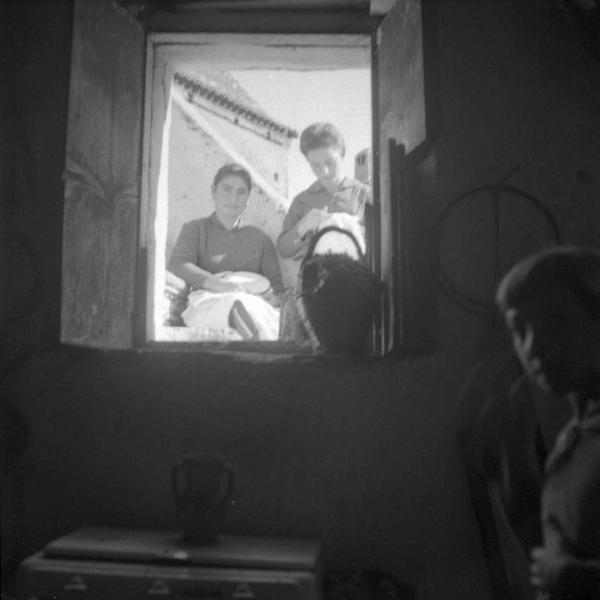 Melissa (Crotone) - Donne inquadrate in una finestra di una casa