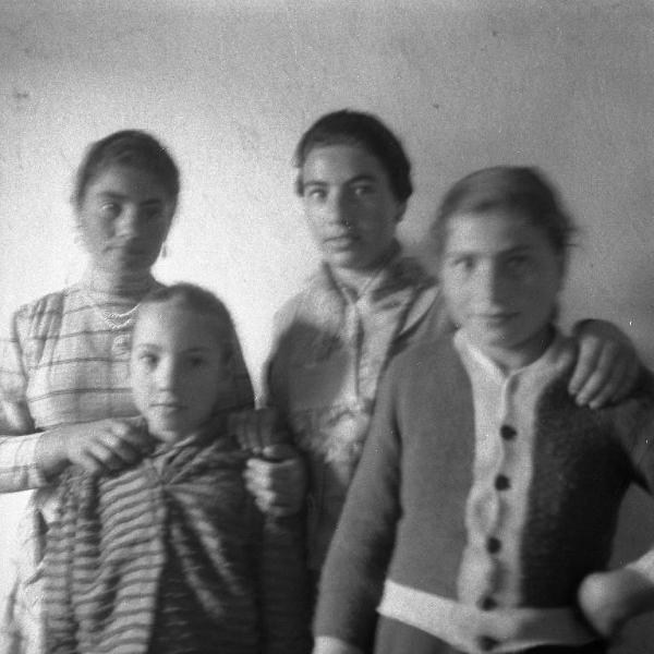 Melissa (Crotone) - Due giovani donne e due bambine in un interno di casa - Ritratto