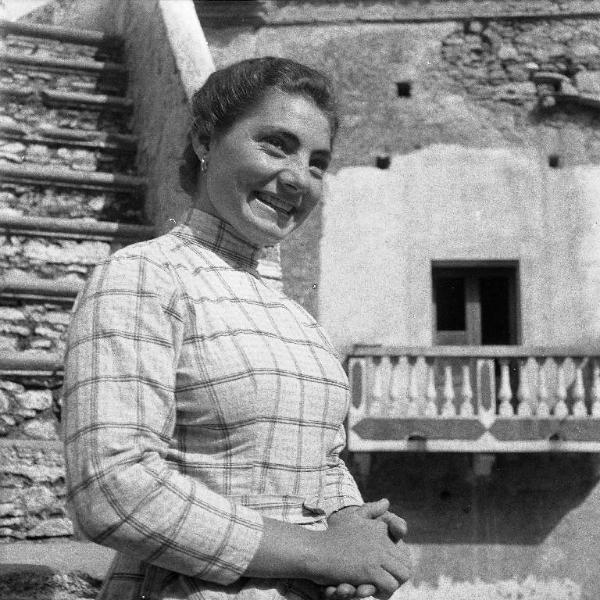 Melissa (Crotone) - Giovane donna all'esterno di una casa - Ritratto
