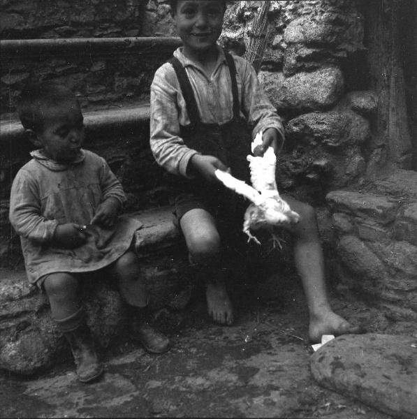 Melissa (Crotone) - Due bambini sulla scala esterna di una casa