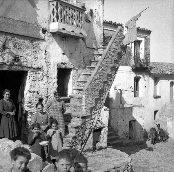 Melissa (Crotone) - Donne e bambini all'esterno di una casa