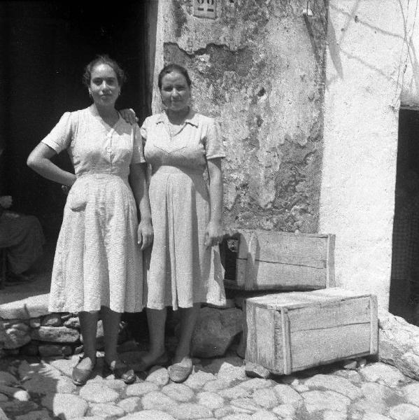 Melissa (Crotone) - Due giovani donne all'esterno di una casa - Ritratto
