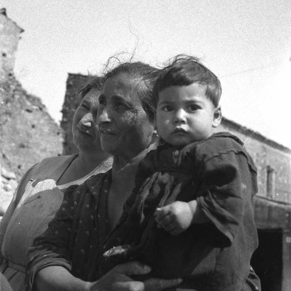 Melissa (Crotone) - Donna con bambino in braccio e altra donna in una strada