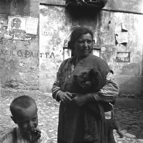 Melissa (Crotone) - Donna e bambini in una strada
