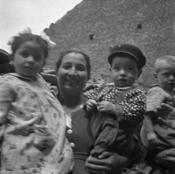 Melissa (Crotone) - Donna con bambini in braccio in una strada