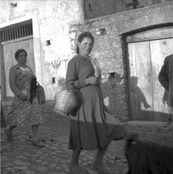 Melissa (Crotone) - Donne in una strada