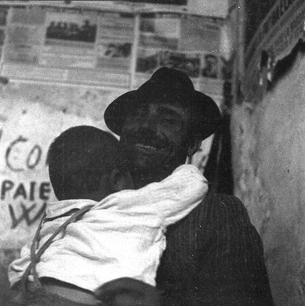 Melissa (Crotone) - Uomo con bambino nella sede del Partito comunista