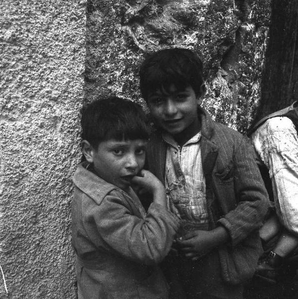 Melissa (Crotone) - Due bambini presso l'uscio di una casa
