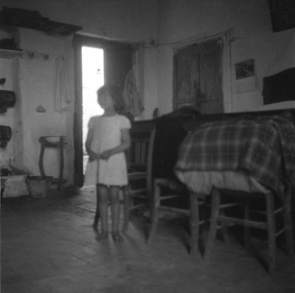 Melissa (Crotone) - Bambina in un interno di casa