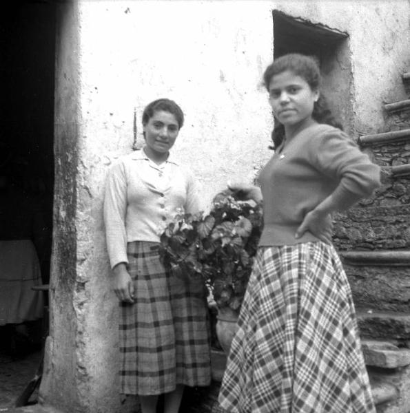 Melissa (Crotone) - Due giovani donne sulla scala esterna di una casa - Ritratto